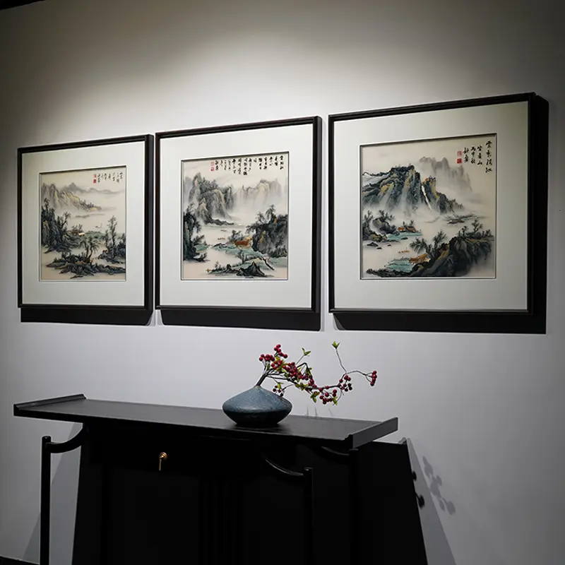 客厅茶室三联挂画｜山水入家，守安稳纳福泽 三帧方景，各揽千里烟峦。远山...