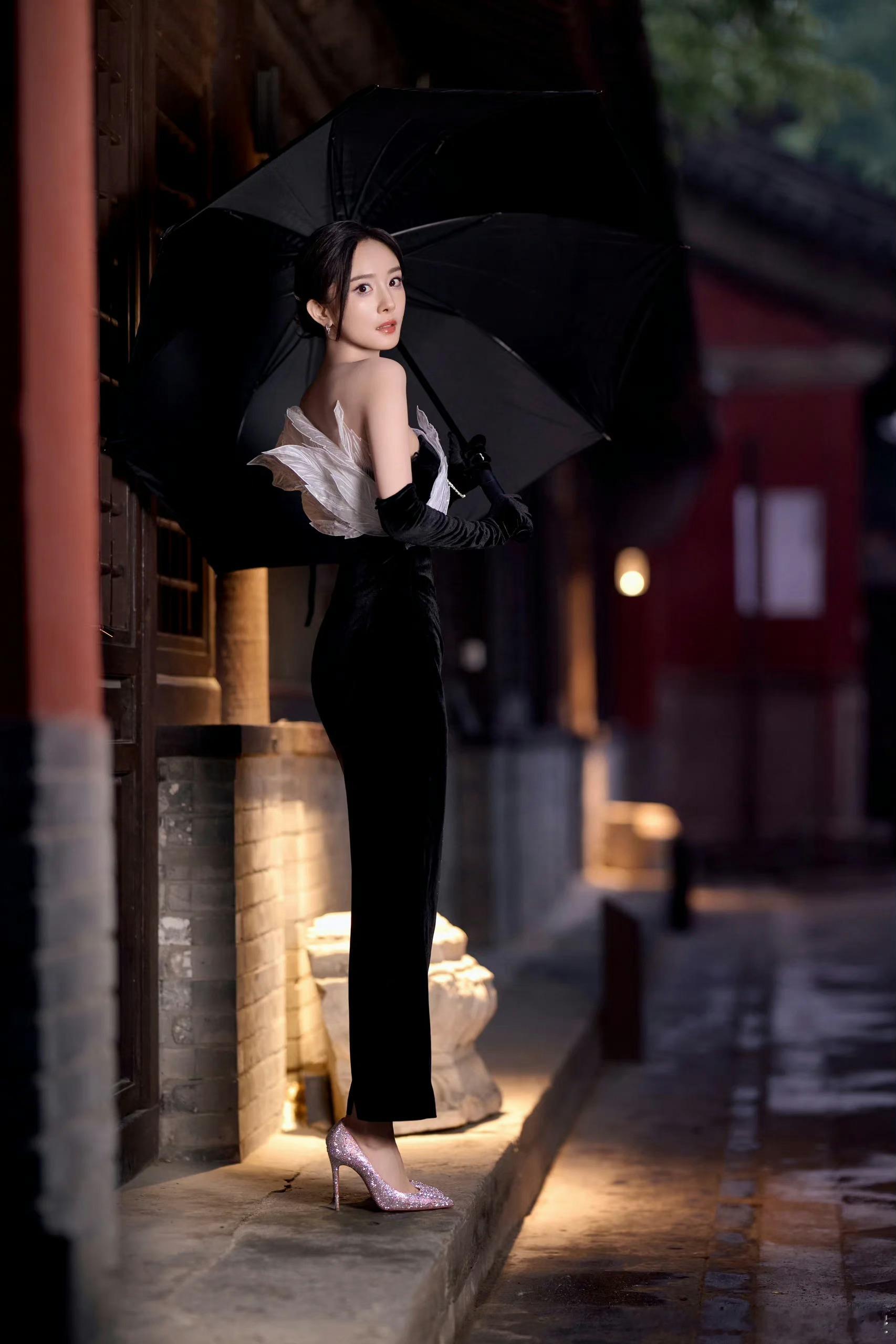 杨幂  🦊杨幂公牛品牌全球代言人 我们活在无人不渴求爱却无人信仰爱的时代， 我