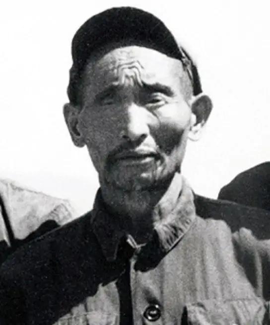 1952年，解放军在大凉山抓到一个独眼土匪，审讯后军区首长震惊：这不就是17年前