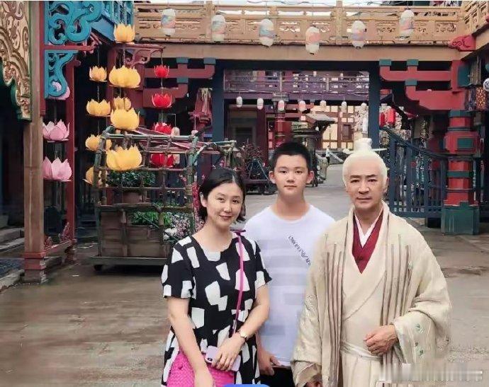 演员李婷：29岁嫁50岁老戏骨，婚后连生三子女，如今成为人生赢家 