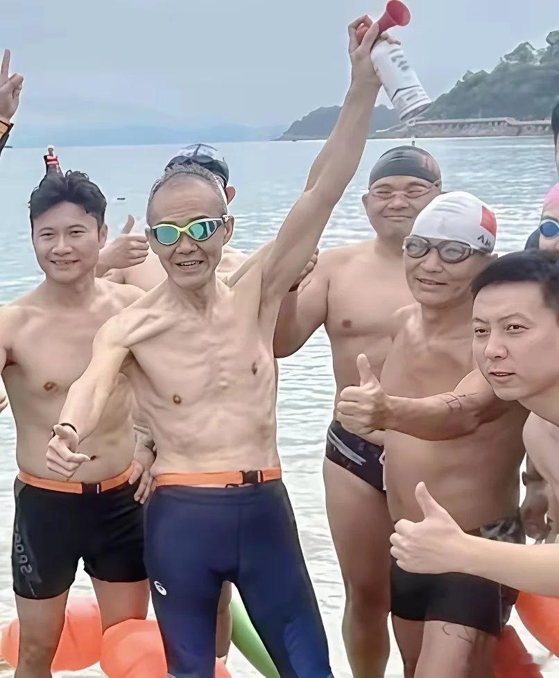 王石还不知道自己已经老了！他这辈子一直被人簇拥着，习惯了，走到哪里都是被人捧着 