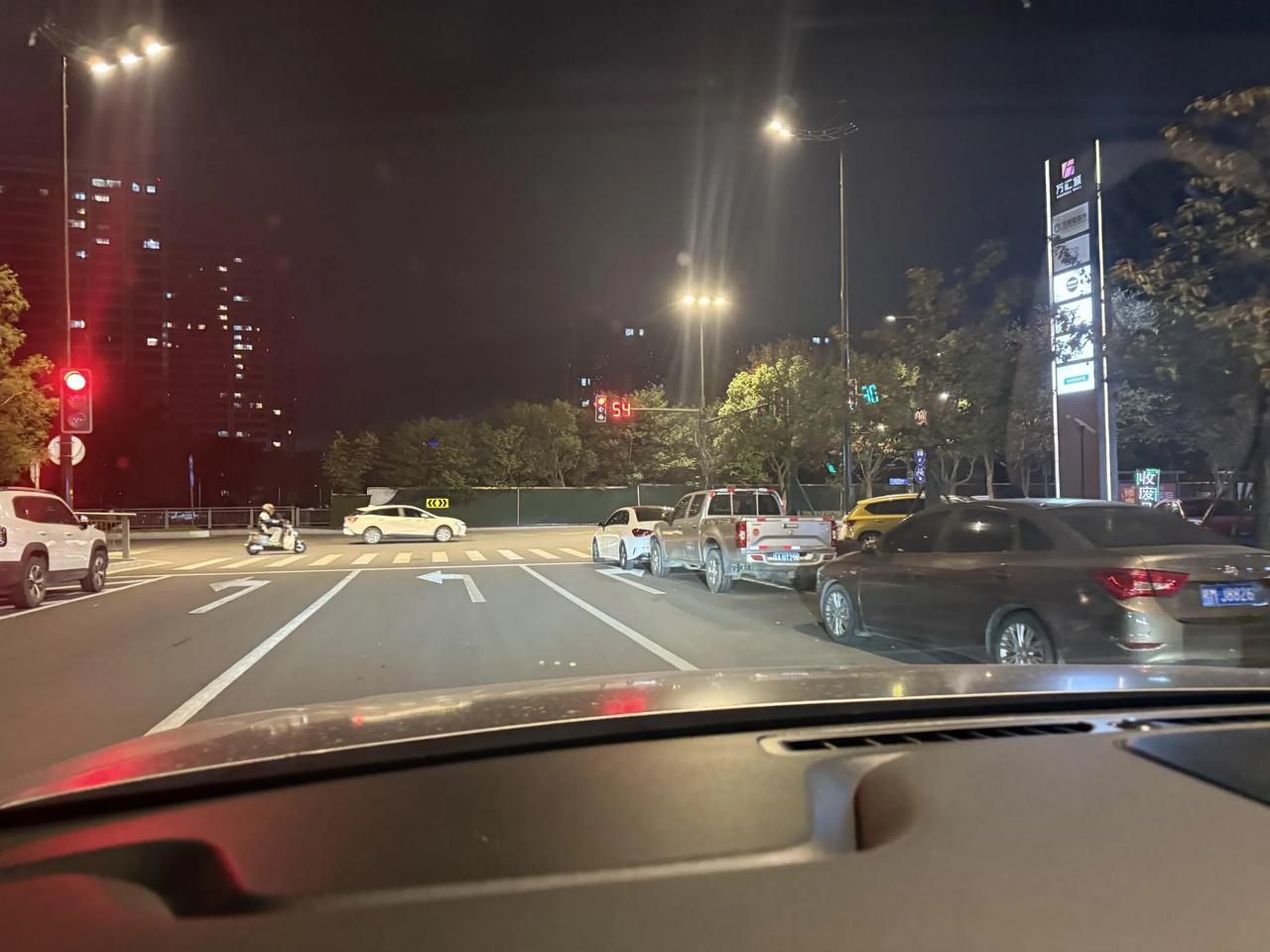 此时我需要右转怎么办？
在红绿灯处我需要右转，但是右转车道停满了车，关键是旁边还