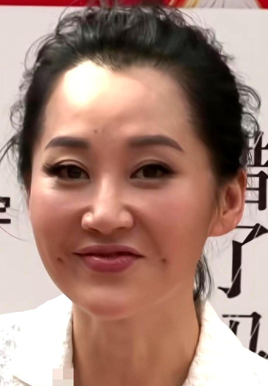 57岁，高开叉旗袍一登台，全场炸了。
许晴这身材，让多少20岁小姑娘都自愧不如，