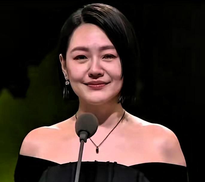 小S五月发了文, 一张全家福, 她思念姐姐, 敬重之心表. 许多网友被触动, 都