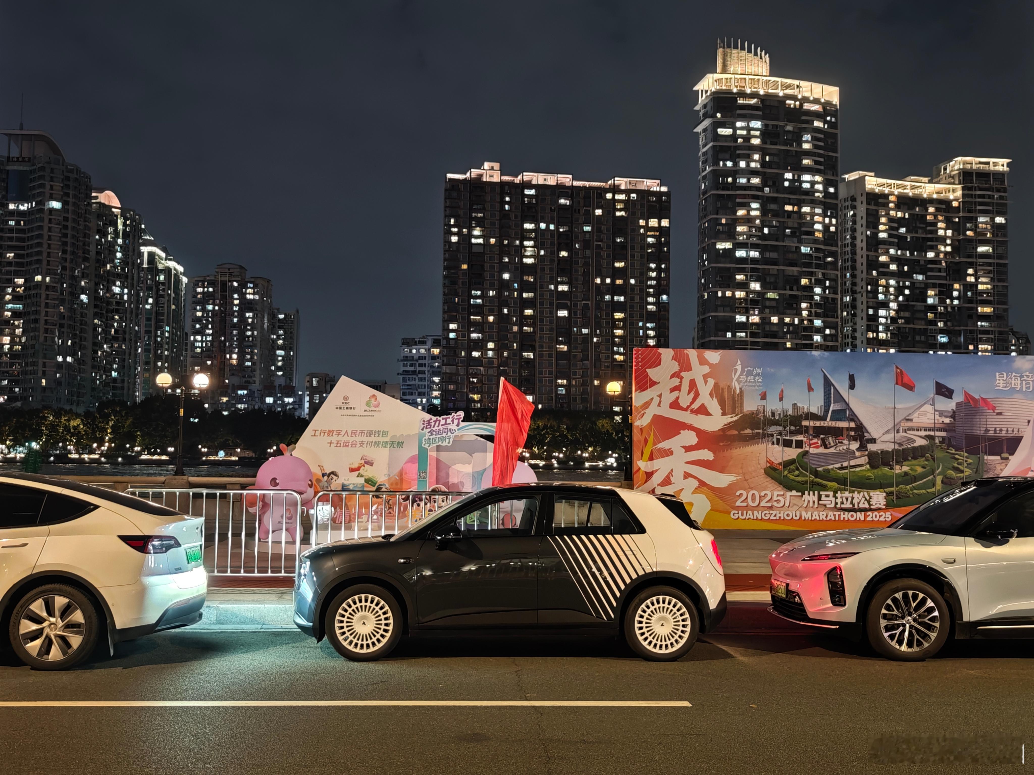 开萤火虫出来，到处都是车位（合法停车路段） 