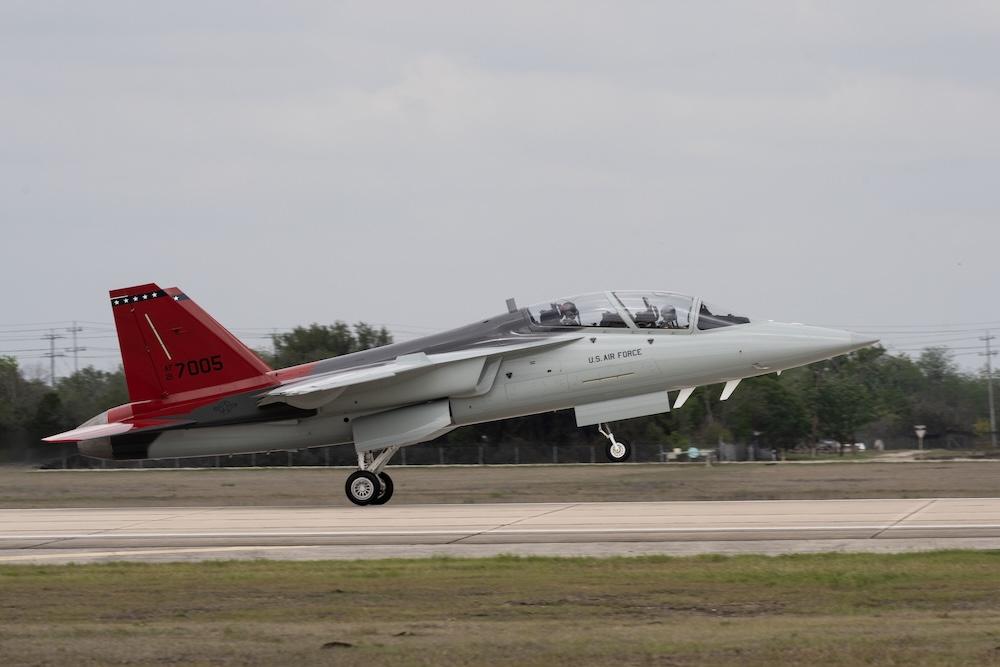 近日，美空军批准波音启动T-7A“红鹰”喷气式教练机低速率生产，并与波音签订一份