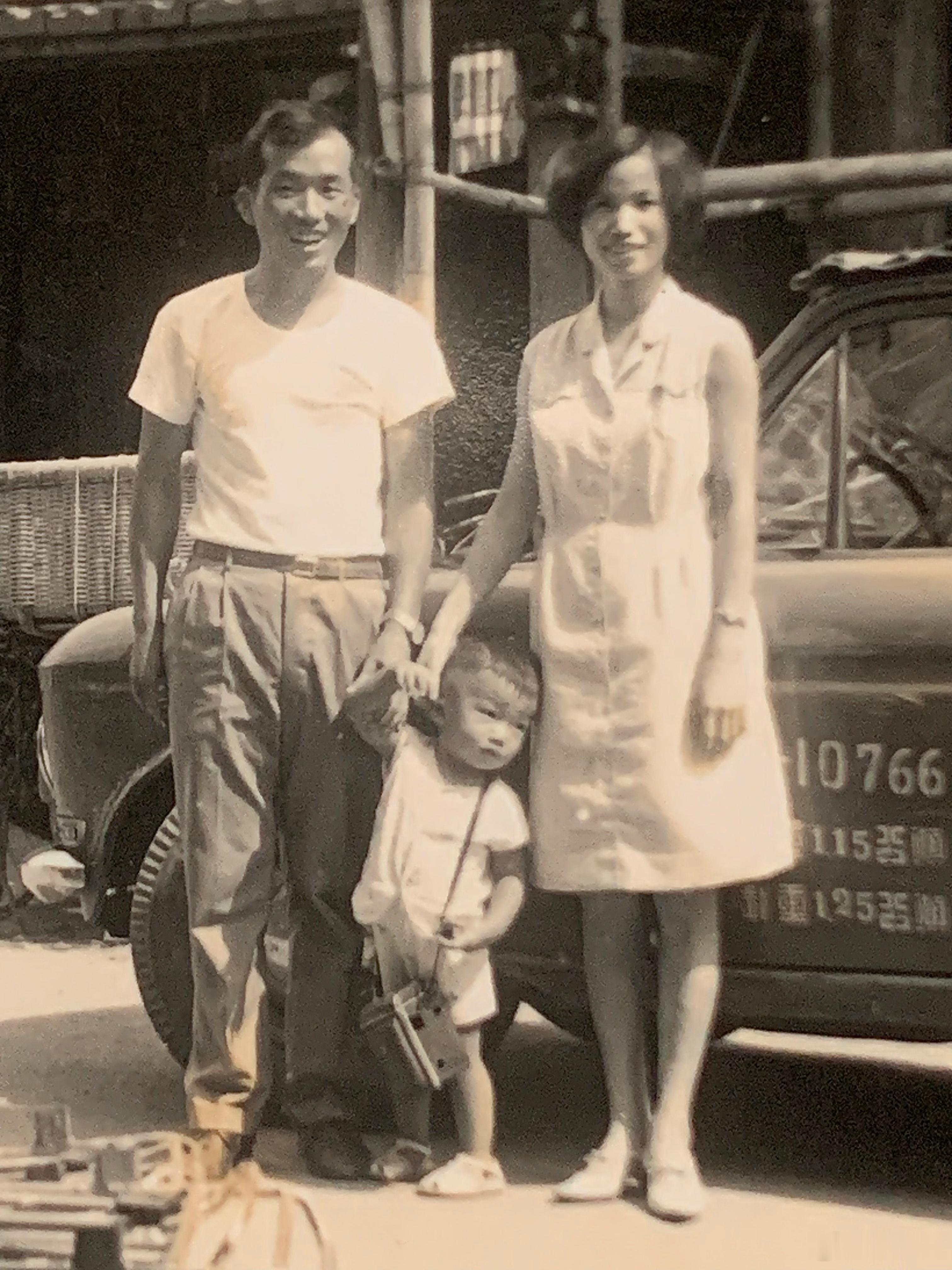 在故乡虎尾的街上所摄，我可能还不到两岁。我年幼时，妈妈曾在远房亲戚开的药房帮忙，