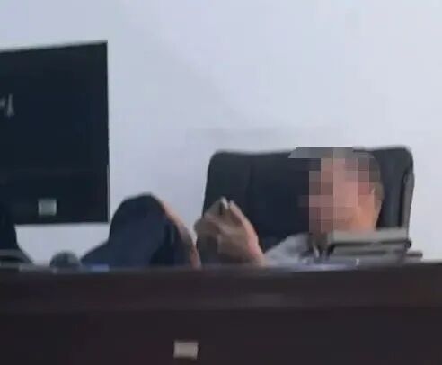 #海口税务局通报员工上班玩手机#【海口市税务局回应男员工上班看游戏视频：作风散漫
