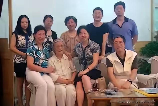 这张居家合影留存下开国上将张爱萍夫人李又兰与家人团聚的温馨时刻。
端坐正中的李又