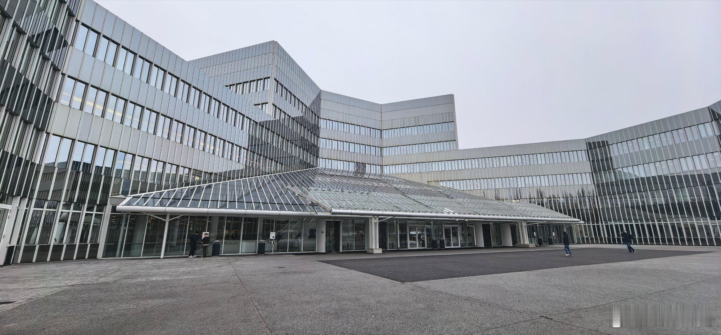 宝马慕尼黑FIZ研发中心（2）宝马慕尼黑FIZ研发中心成立于1986年，现在有2