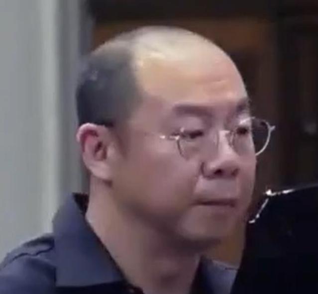 庄飙是庄则栋与鲍蕙荞的儿子。少年音乐天才，考上中央音乐学院附中。入学一周被劝退，