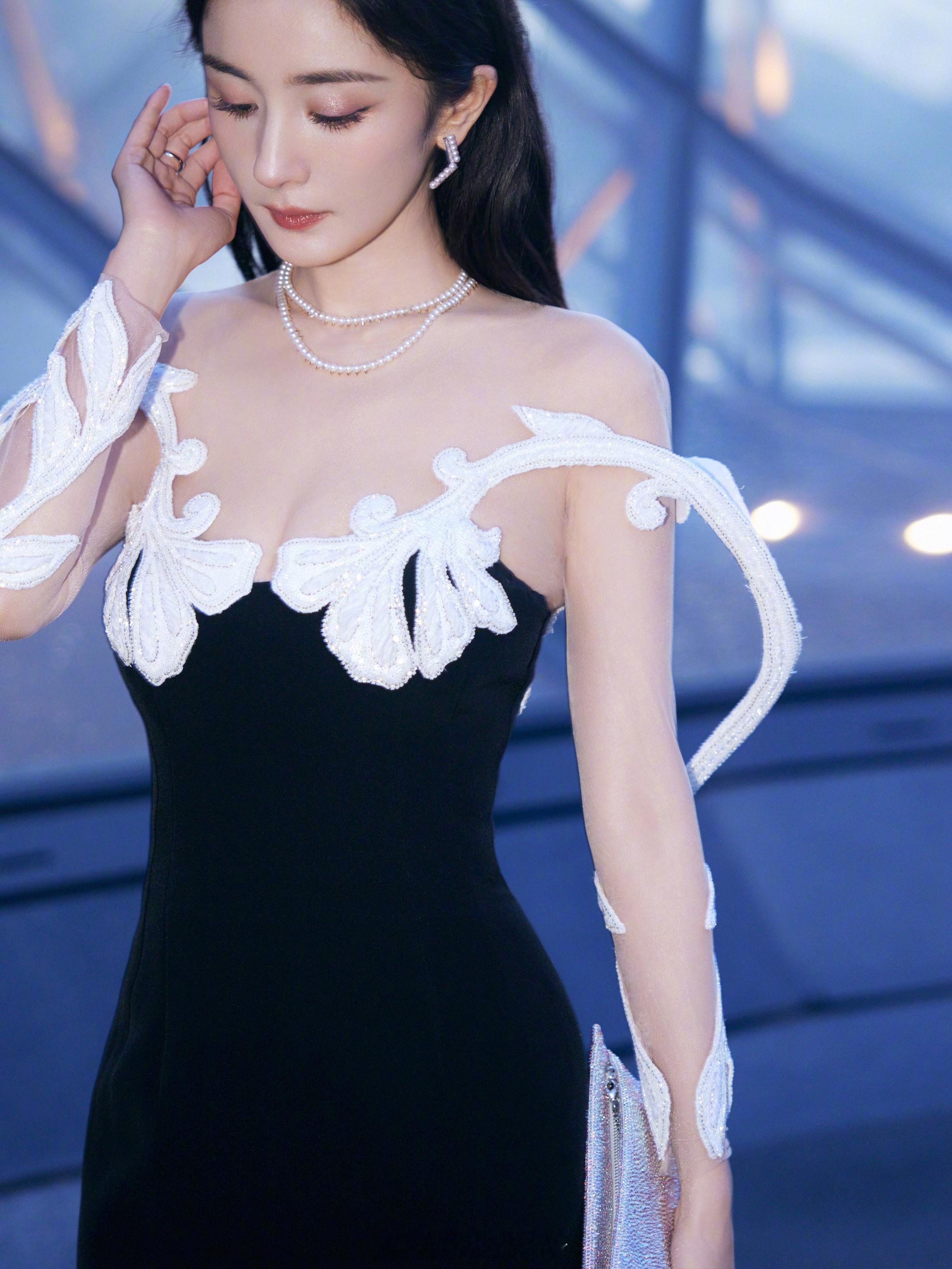 #杨幂巴黎卢浮宫大片# 姐姐 好大 好想埋 ​​​