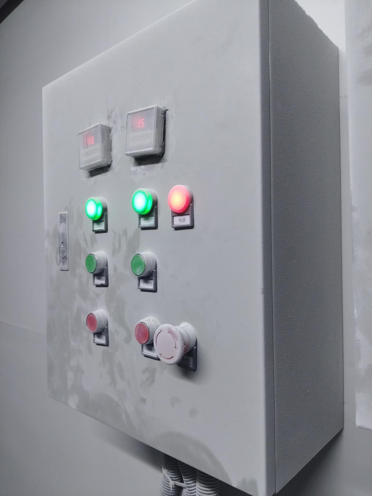 又来一个面试电工的，我先不问他在哪干过及会些什么东西，这些问题应该放到后面去问才