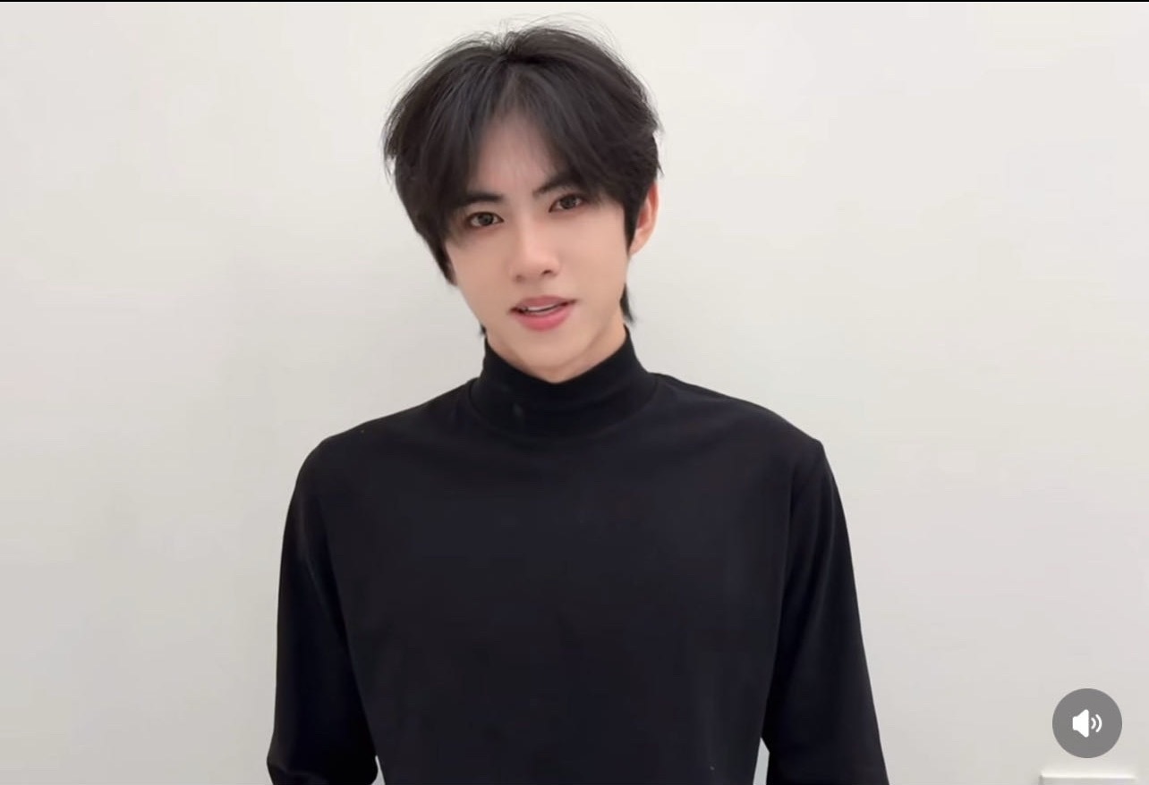 妈妈你妈感特别重知豆不，瘦瘦的，锁骨把衣服撑起来了