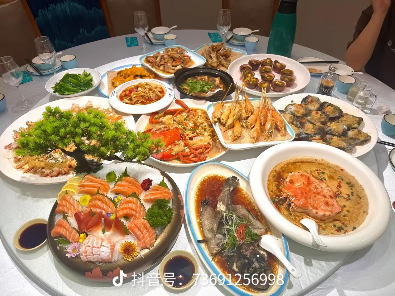 晚餐吃太饱的危害有哪些？


晚餐吃太饱的危害有哪些？这是很多人忽视却又不得不重