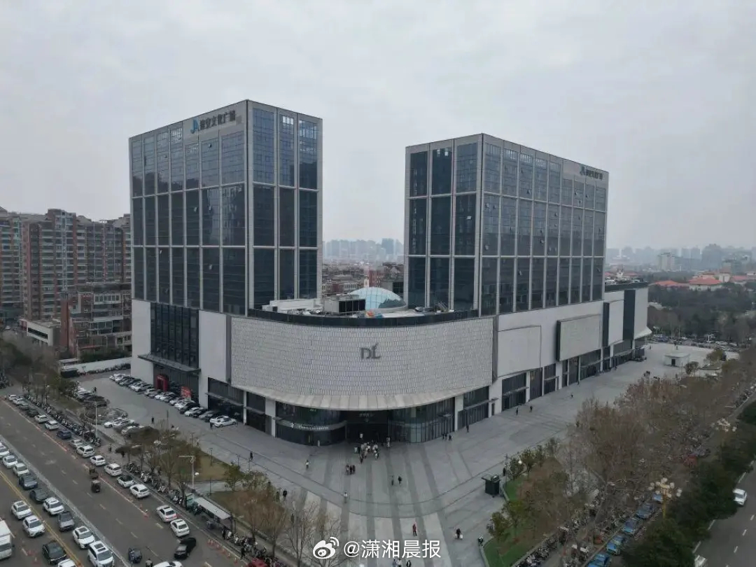 【#女子发现胖东来错误被追着奖励现金#，#女子回应发现胖东来错误奖励200元#】