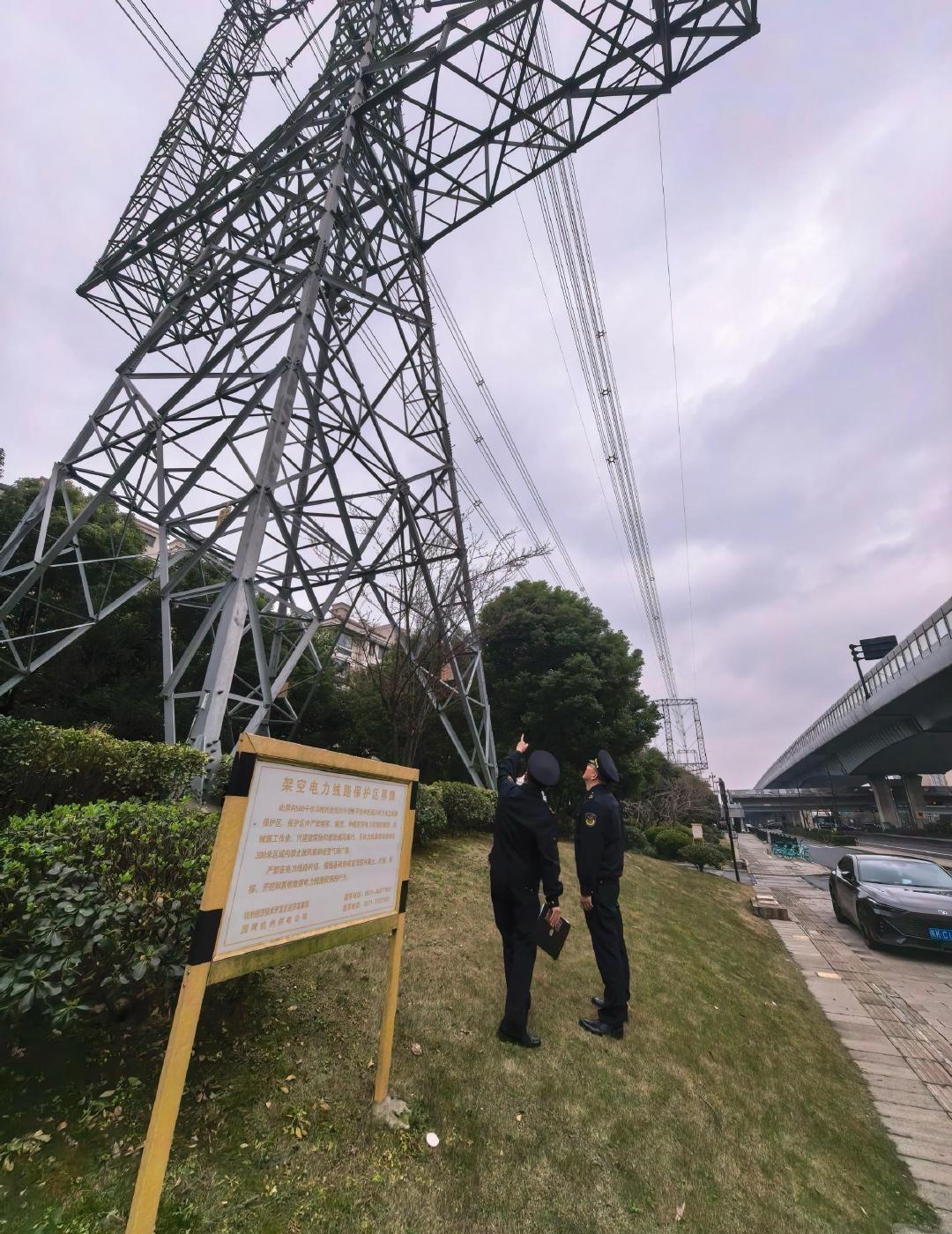 平安相伴】春季草长莺飞，正是放风筝的好时节，若选用含导电材质的风筝线，或在潮湿天