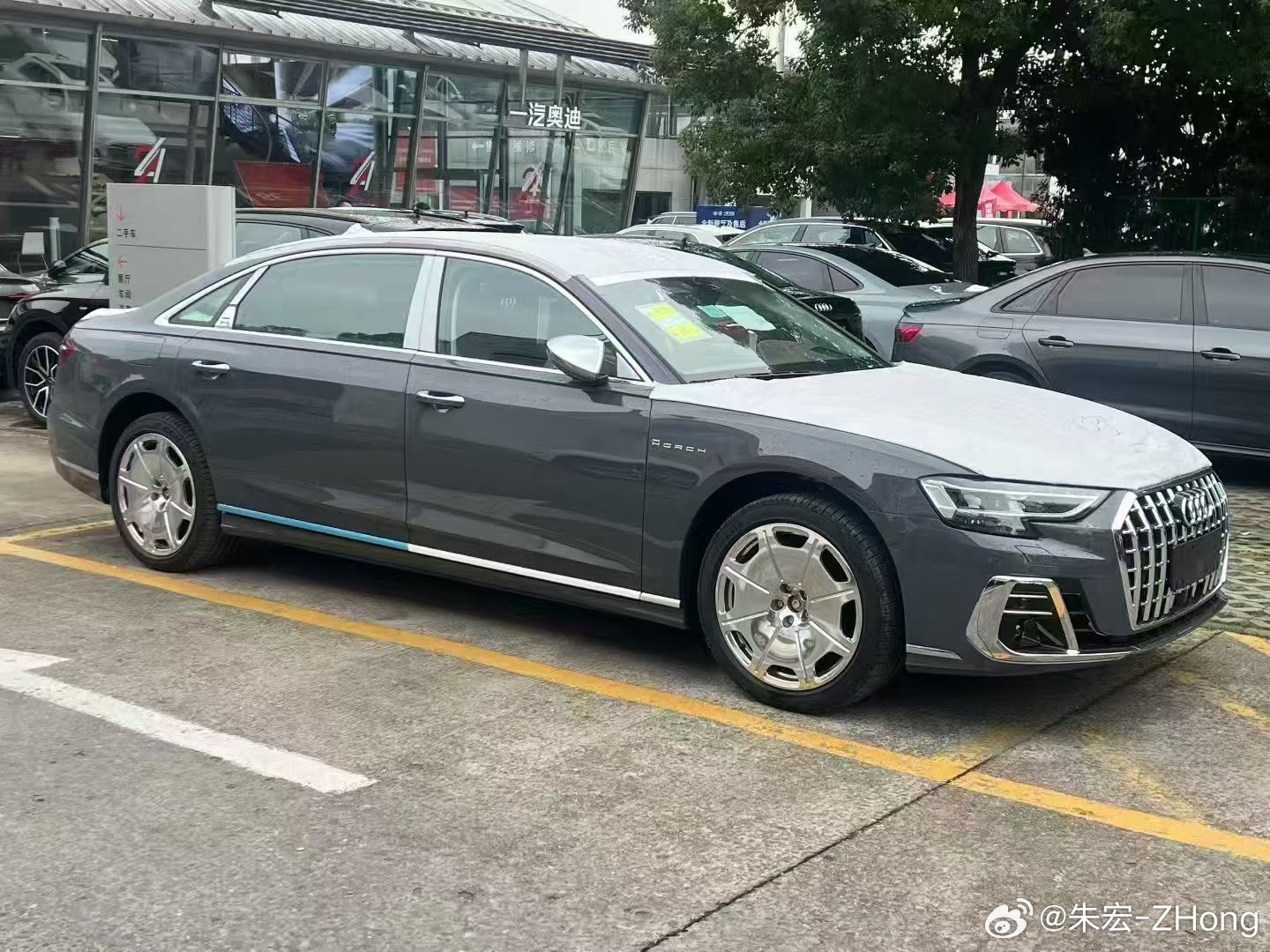 奥迪 A8L 霍希 雨云灰 4.0T V8 指导价 2076800可抵扣。明盘价