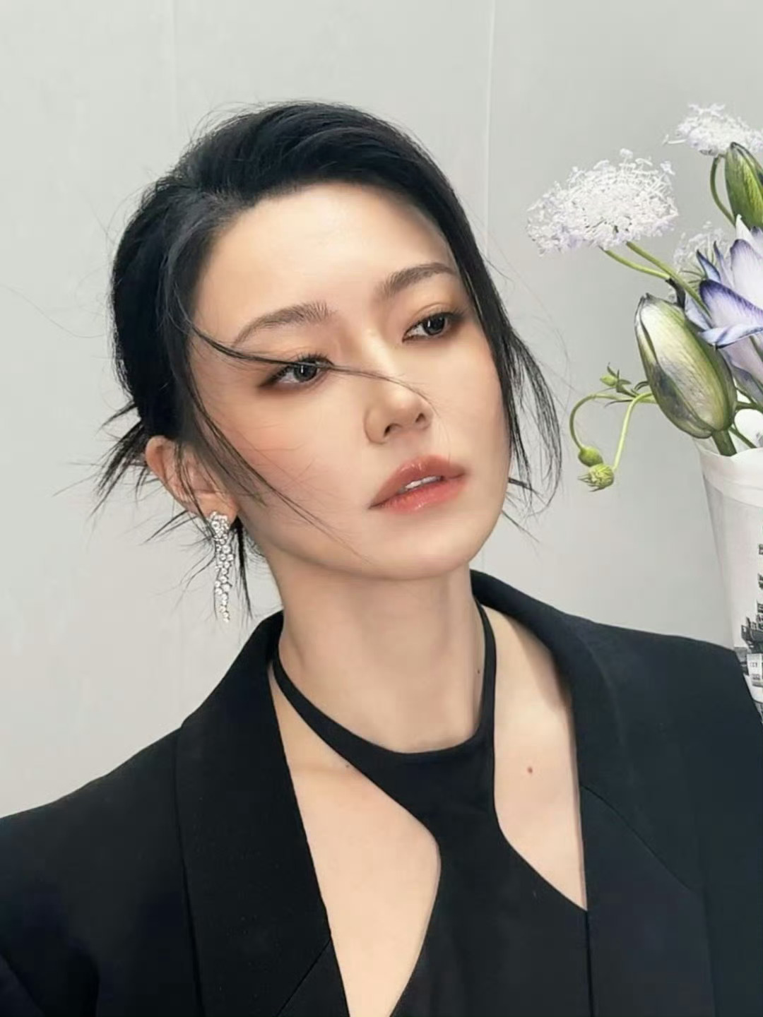 黄梦莹这反差感谁懂啊！黑西装是又酷又飒的冷艳黑玫瑰，白纱裙又秒变温柔优雅的白月光