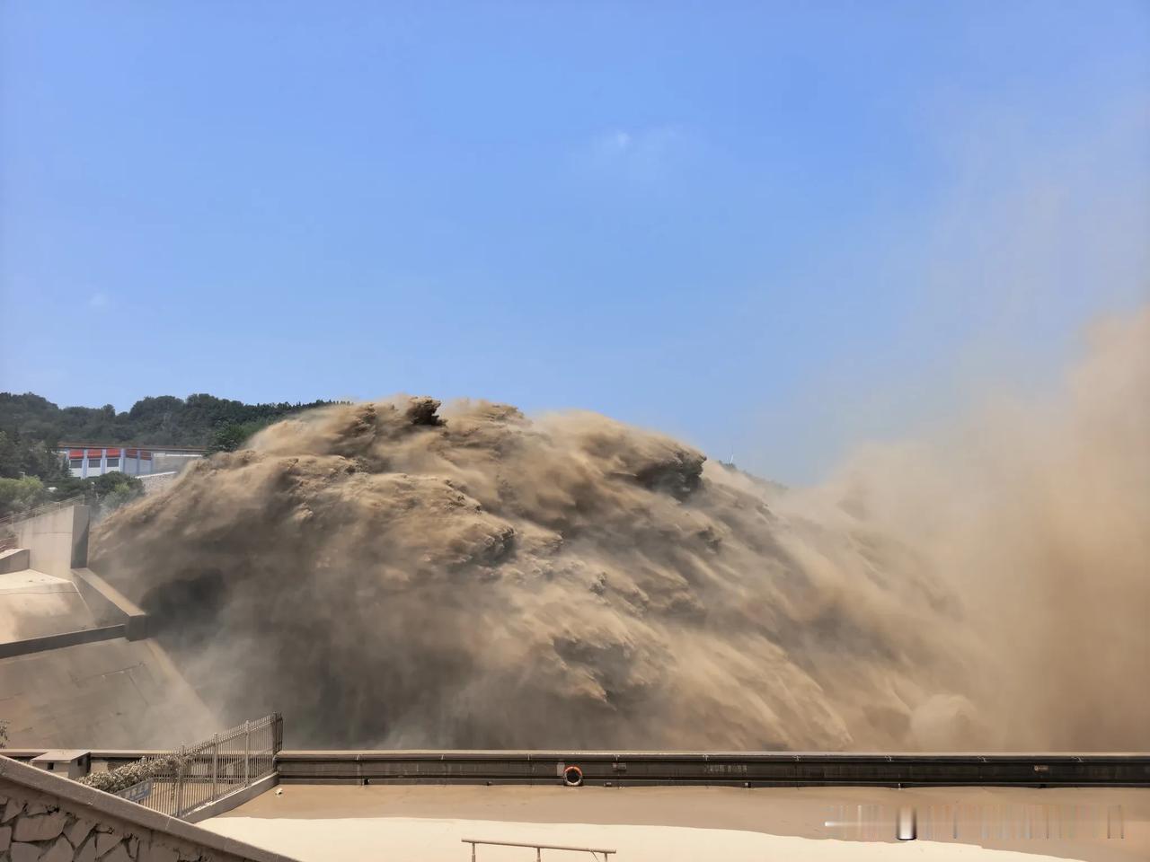 心心念念的黄河小浪底一日游昨天终于成行了。

一个56人的大团浩浩荡荡出发了，只