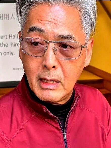 看到一张照片，愣了几秒。
71岁的周润发，头发几乎全白了，还被曝出卖房套现。
那