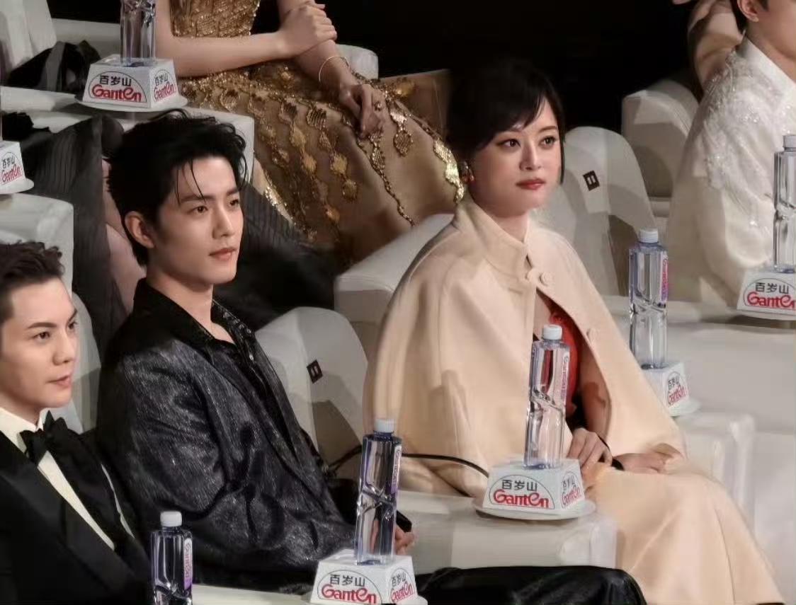 肖战孙俪品质盛典内场同座！网友调侃郑晓龙的一双儿女终于见面了！
肖战孙俪品质盛典