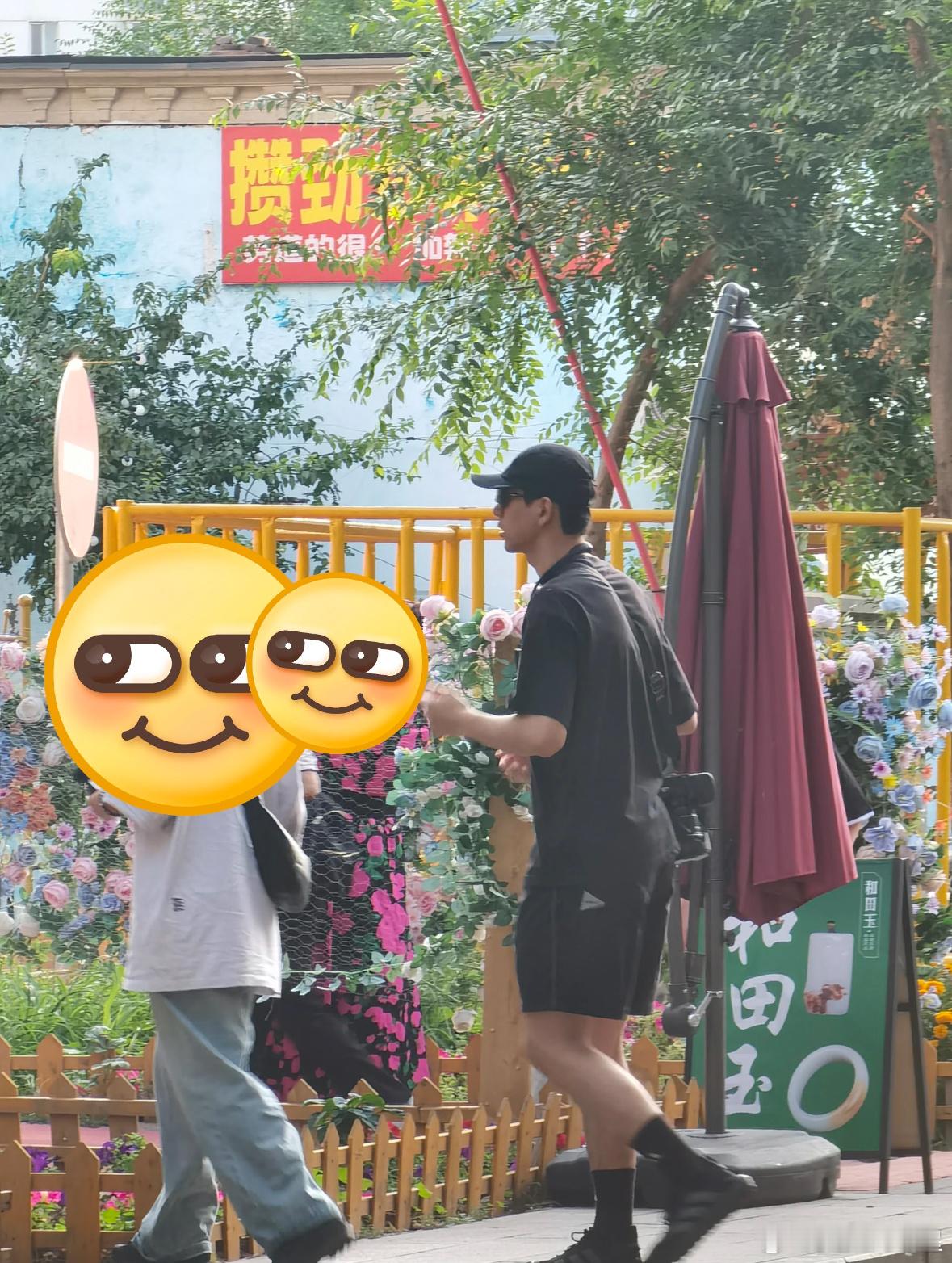 网友新疆偶遇李现旅行新疆偶遇李现和友人旅行 那很幸运了 ​​​