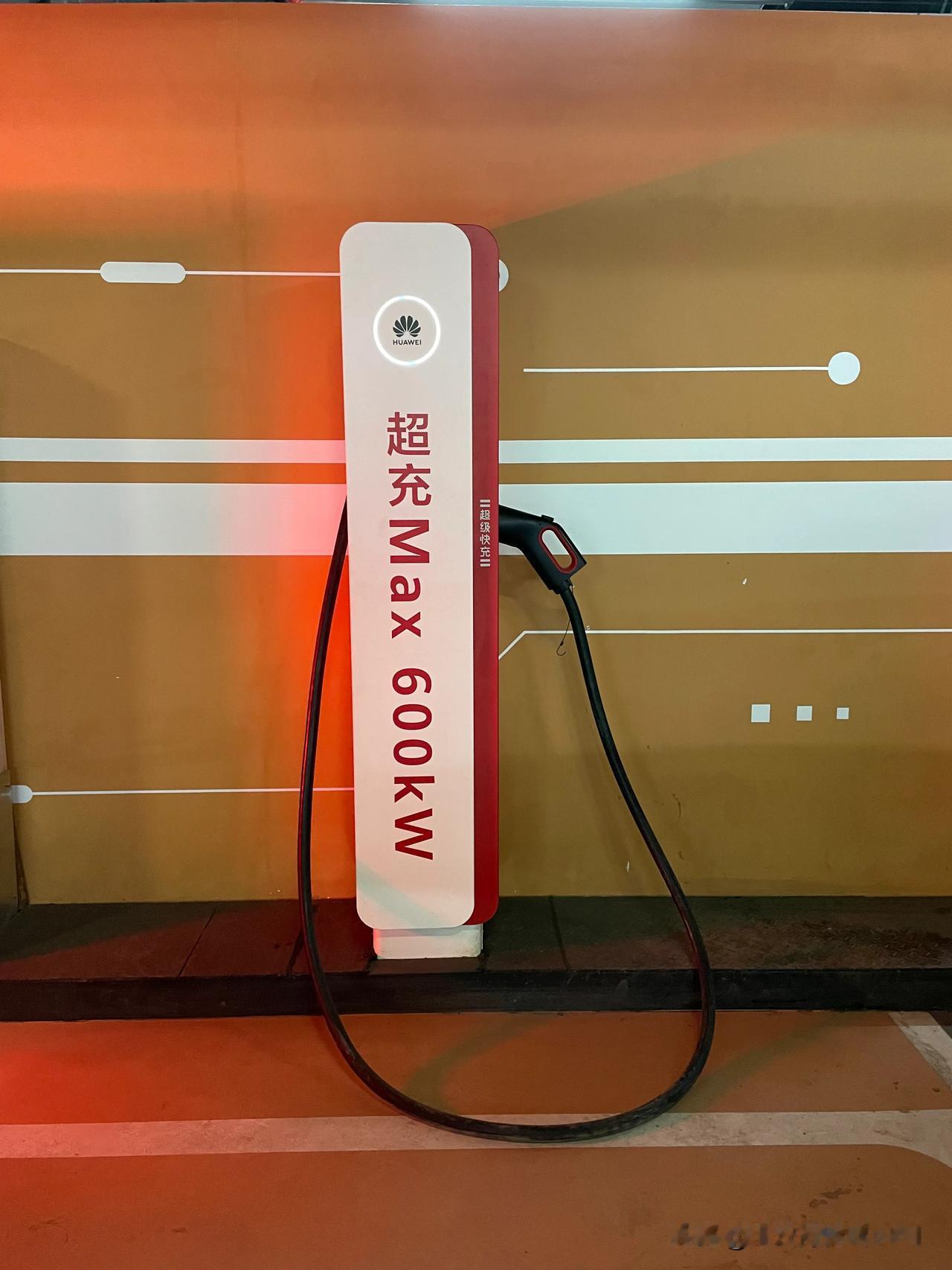 极越01遇上华为600kw超充桩，实际功率只能到50多kW，从42%充满需要50