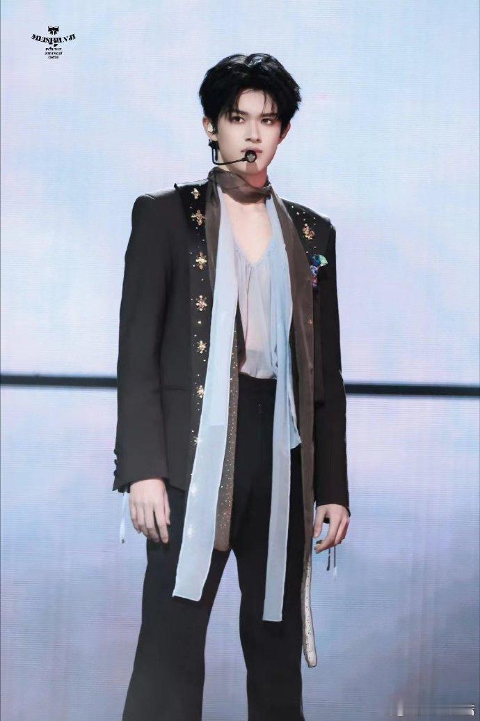 张极唱了重庆话rap张极重庆话表白粉丝. 张极浪漫主义演唱会太好哭！《到时说爱我