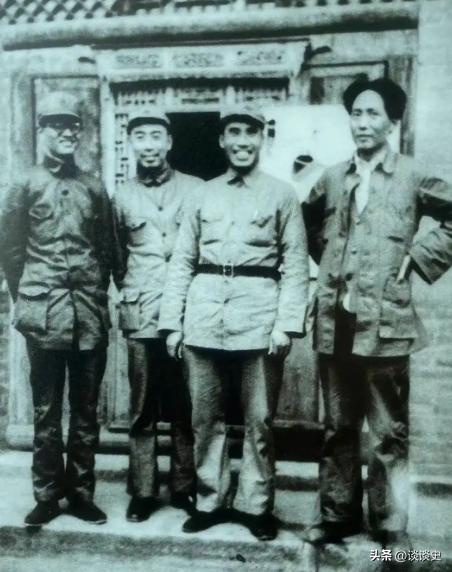 关于周总理，有个奇怪的现象，就是他从来都没有叫毛主席叫过“老毛”，现在有很多电视