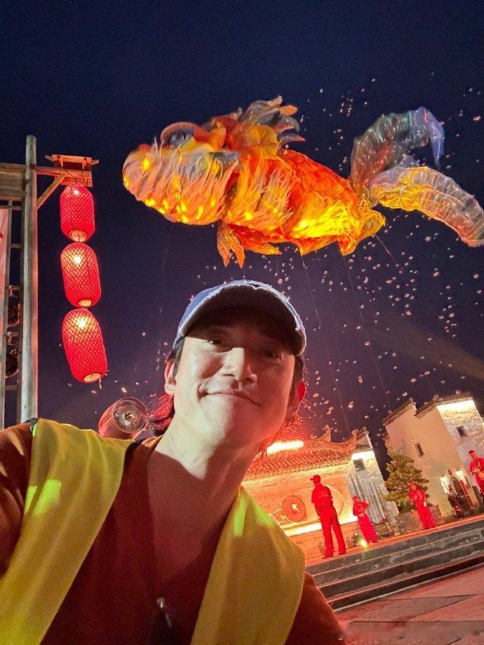 吴慷仁回祖籍休宁吴慷仁祖籍在安徽休宁很有温度的寻根片段，吴慷仁到访祖籍安徽休宁。