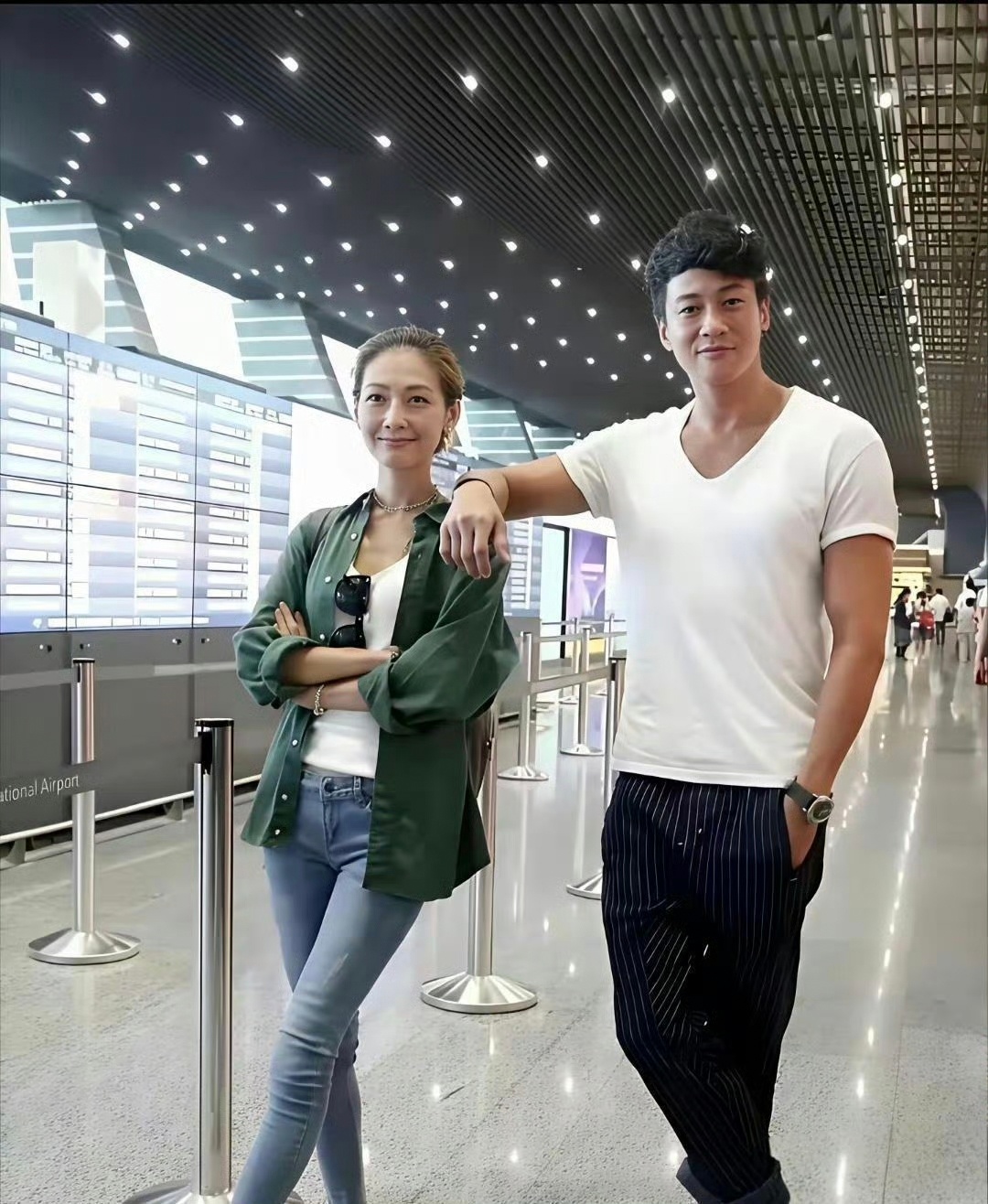 何润东这眼光，找的老婆老漂亮了！ ​​​
