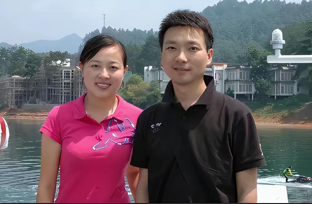 央视新闻主播康辉与学妹刘雅洁结婚26年，至今过着二人生活。网友惊奇，两人长相和文