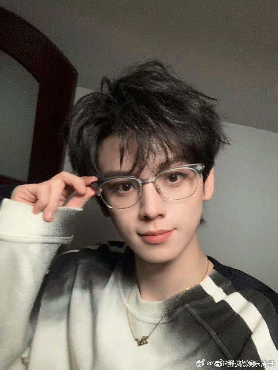 左航ZHTOP粉丝看口型猜演唱会曲目TOP粉丝看口型猜到演唱会表演曲目 登丝全是