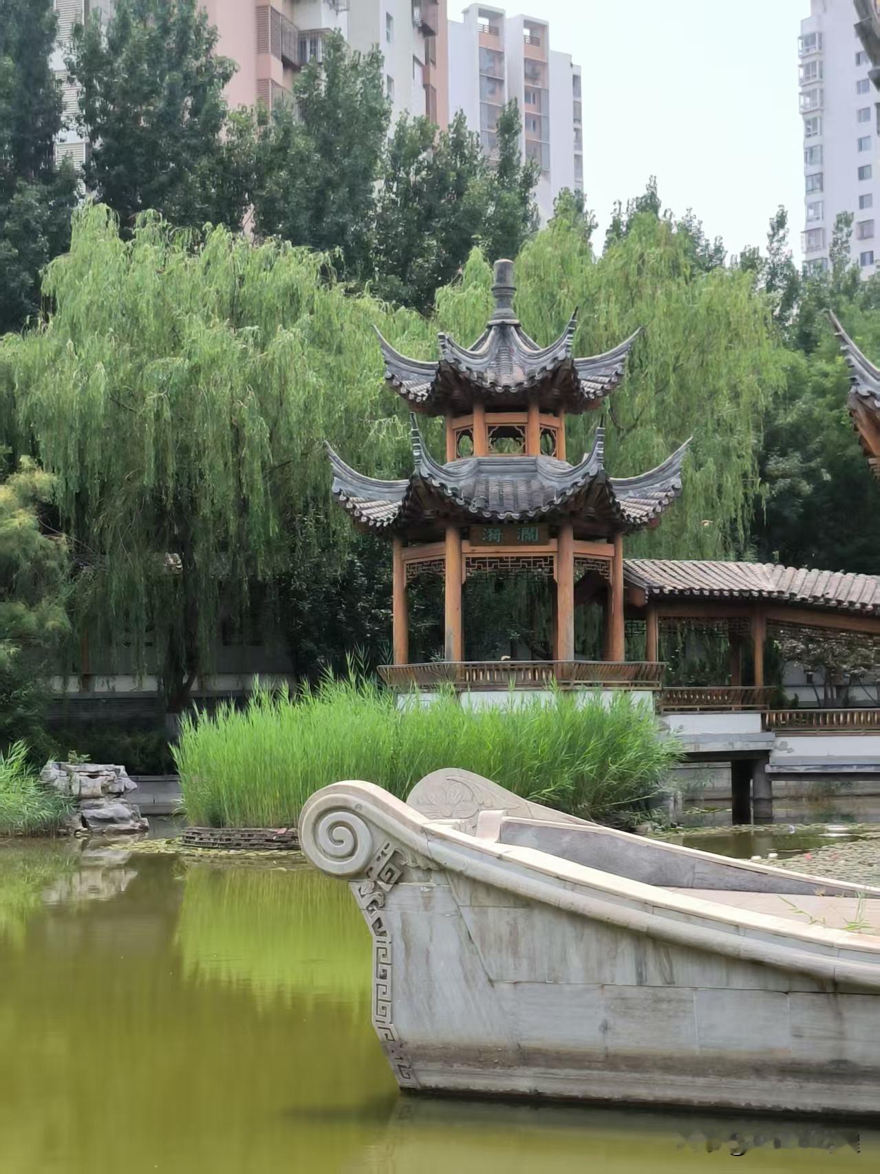 河北区有一个南普公园，是北方城市里的江南园林。
园内亭台水榭，曲折的木制走廊，湖