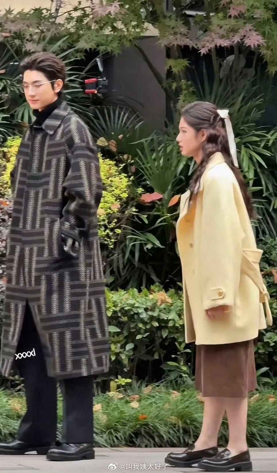 林一和艾米新剧的路透图，艾米看起来真的好小啊。🙉 
