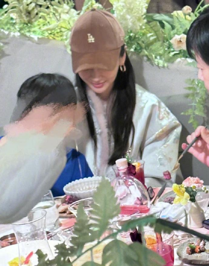 有网友偶遇Angelababy 带着小海绵吃饭，穿了一身新中式的棉服很有气质 