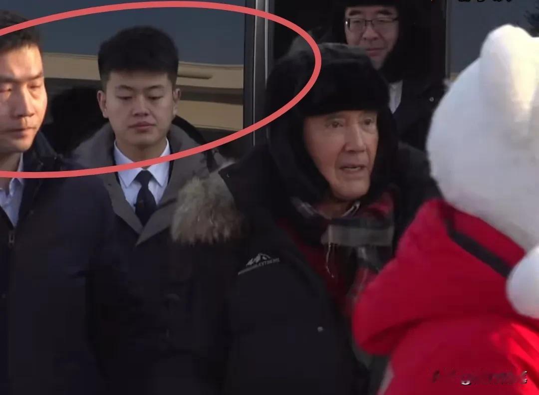 发现没有？马英九到访哈尔滨的整个参访行程这两个人一直全程陪着。

这两个安保人员