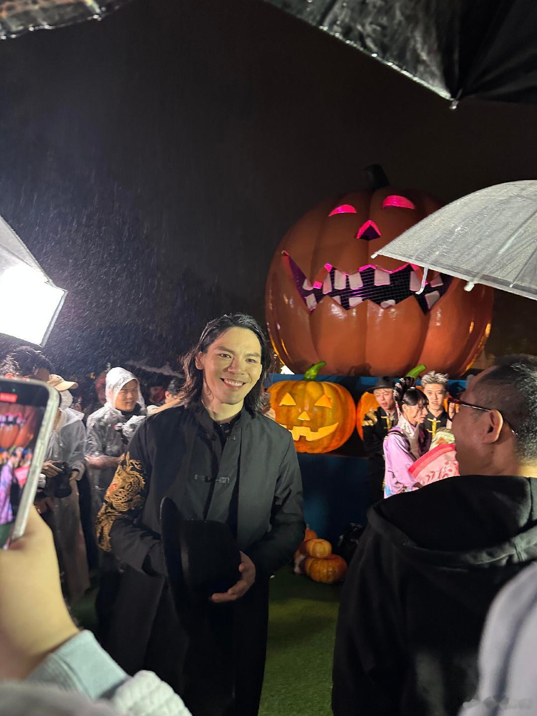 #向佐线下cos自己# 向佐线下cos自己，昨晚偶遇他的朋友也太有意思了哈哈哈 