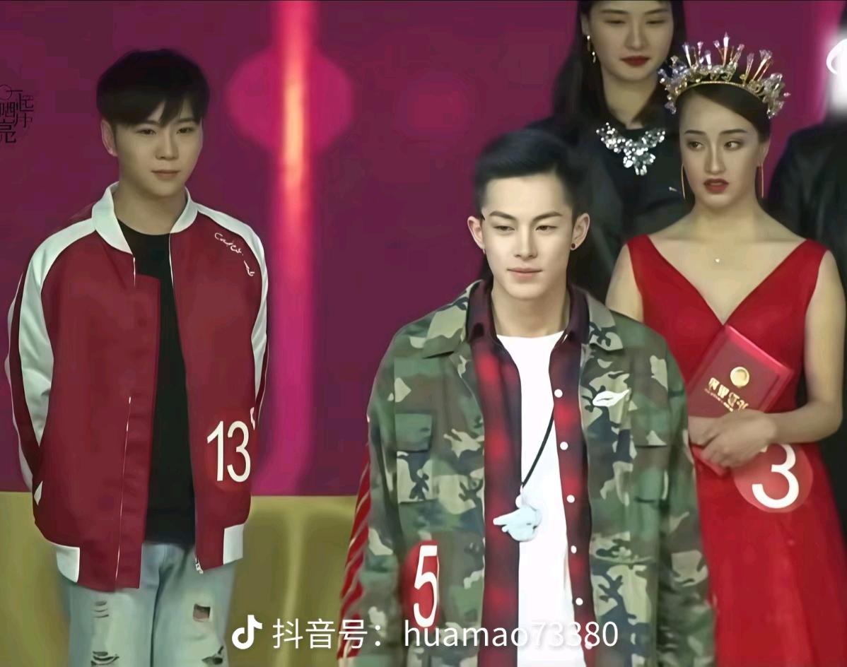 2016年，四川省校园红人赛，冠军，王鹤棣。
出道前一年。
从小帅到大