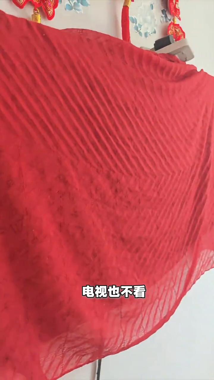 我家都让我妈保护上了。垃圾桶套保护，暖气罩保护。凳子都俩垫，地垫怕地垫踩埋汰，给