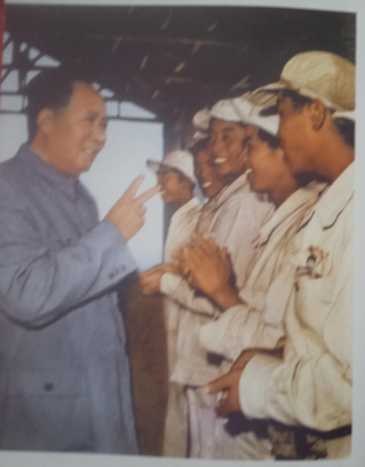 人民群众为什么怀念毛主席，为什么人民群众中掀起了毛泽东热。因为毛主席事事处处为广