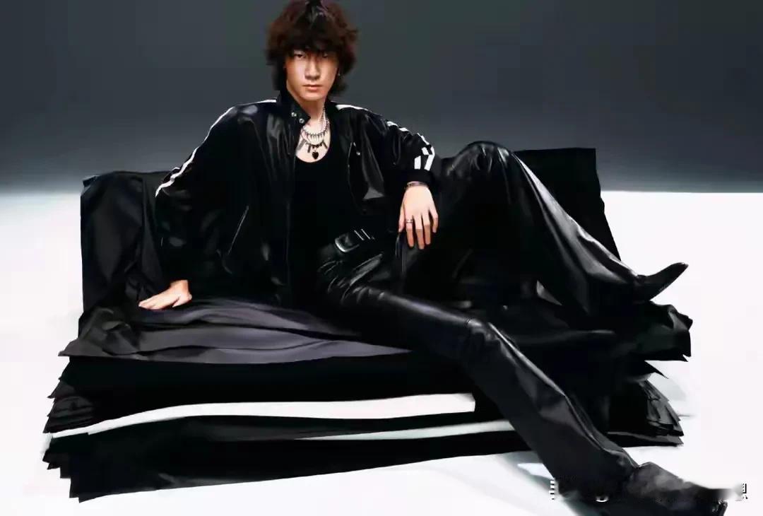 张亮的儿子，16岁的天天因为一组杂志大片引发热议。
才16岁，就有190的身高，