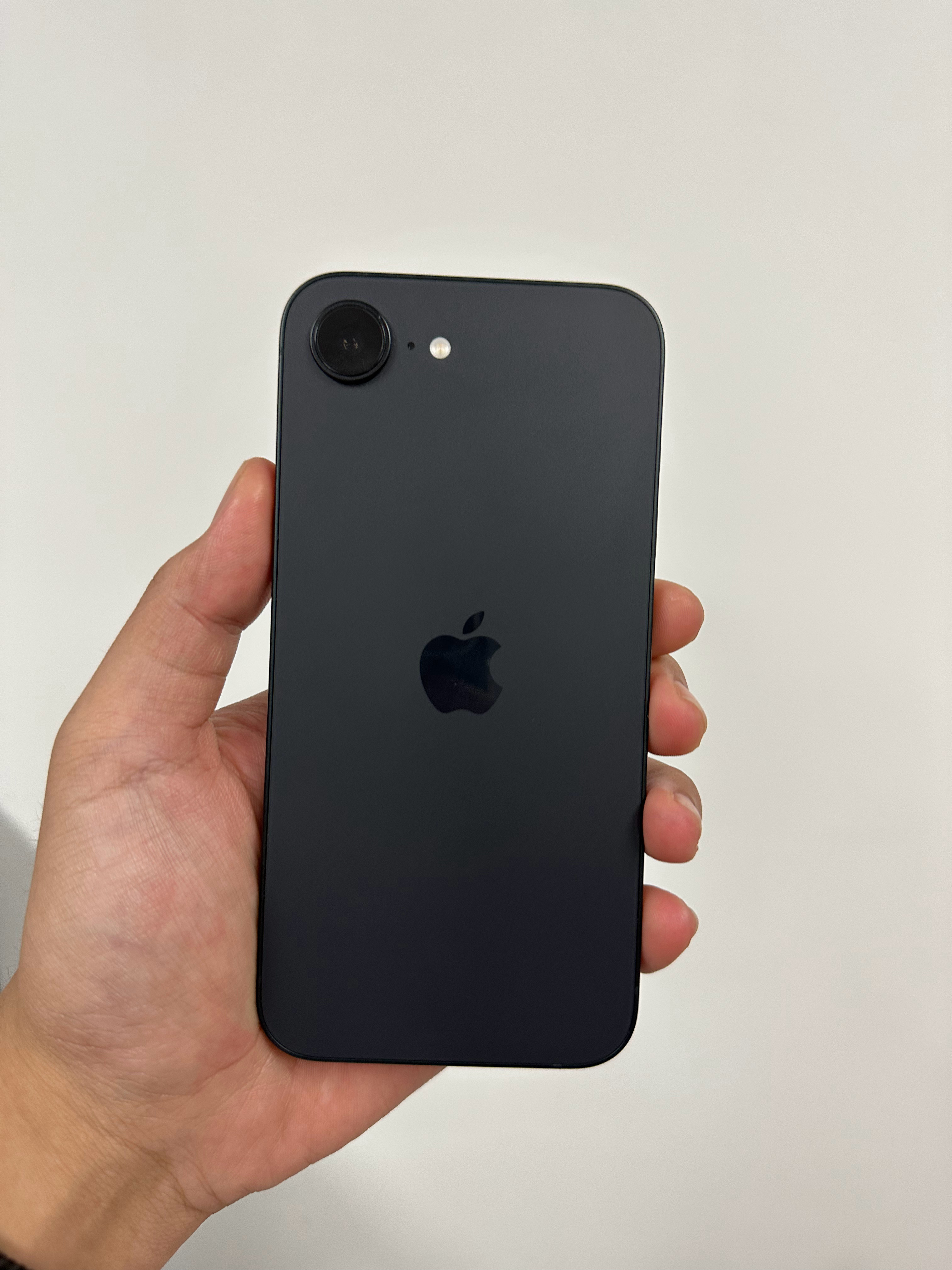 iPhone 16E性能强，续航还顶最大的遗憾就是没上灵动岛，不然在3-4K价位