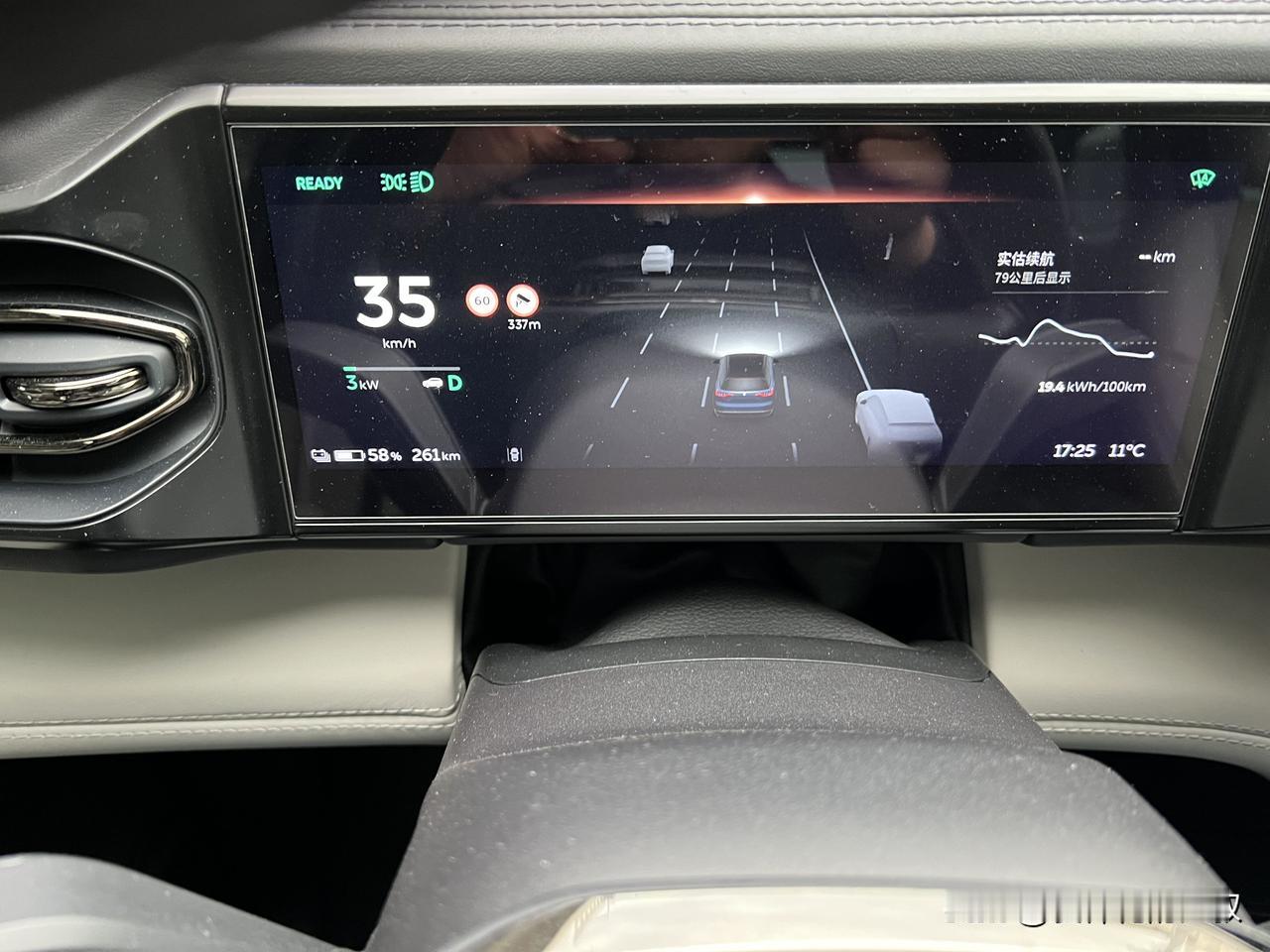 电车的续航有一个问题，我不知道汽车厂家为什么这样操作？
大家看下图，上面显示电车