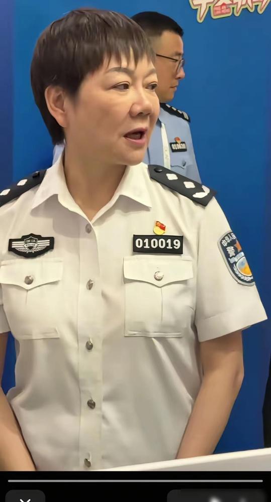 53岁的瞿颖，彻底打碎了所有人的“意难平”。

以前多少人追着《真情告白》磕她和