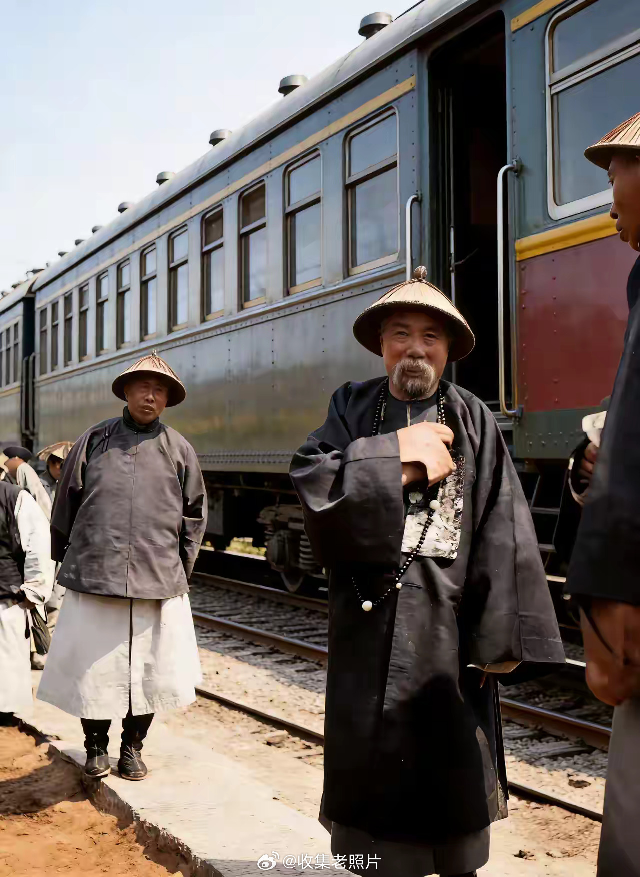 1898年，马家堡火车站。大清总理衙门大臣胡燏棻率众迎接德国亨利亲王。大清官员衣