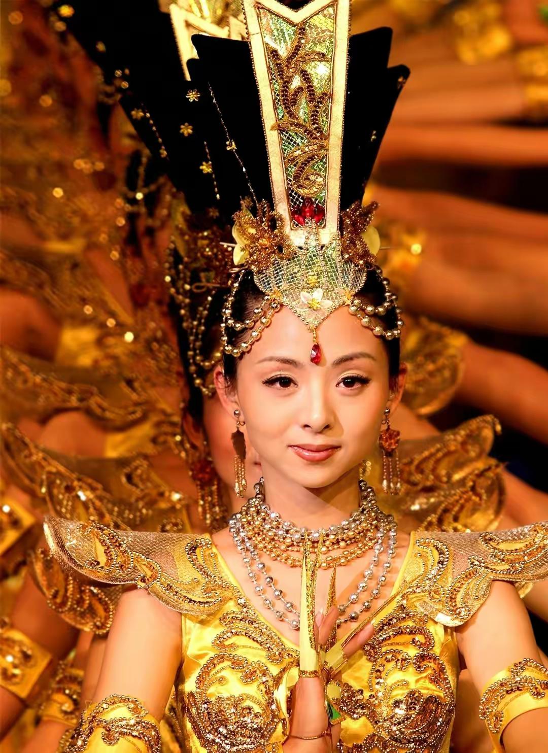当年，邰丽华到马来西亚演出，一位富商疯狂的追求他，邰丽华直接拒绝了，没想到这位富