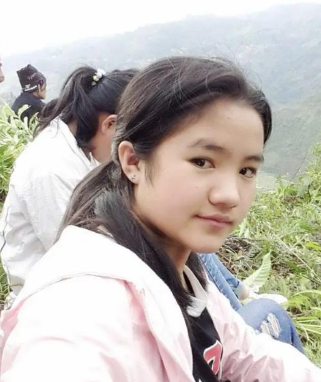 云南1女孩，1岁母亲病逝、随后父亲长期服刑，8岁一人独自生活，她常对着天上的云喊