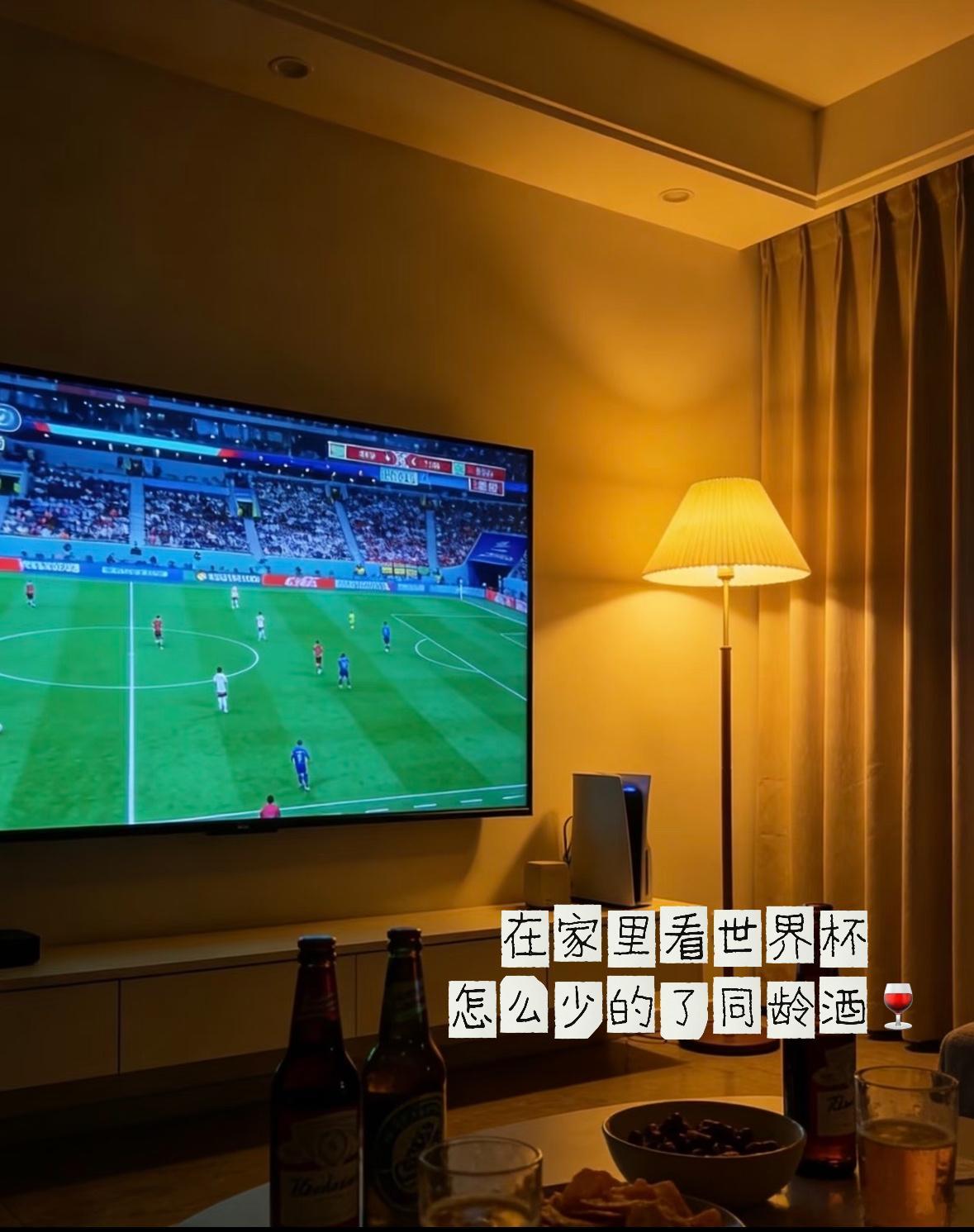 上淘宝开瓶同龄酒大学宿舍看球的标配：外卖烧烤+冰镇啤酒，进球时激动到差点掀翻床铺